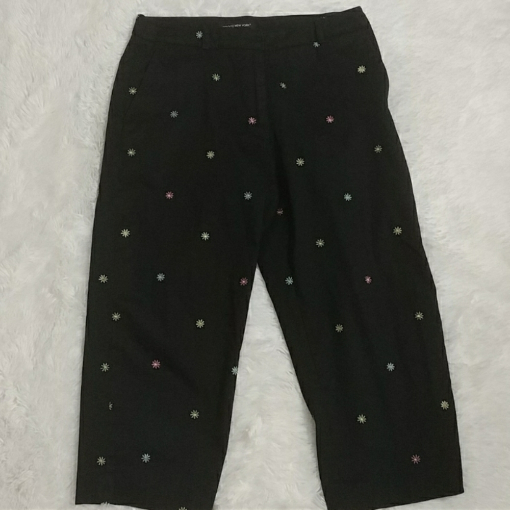 BRIGGS NY Capris Black w/ Embroidered Flowers 10